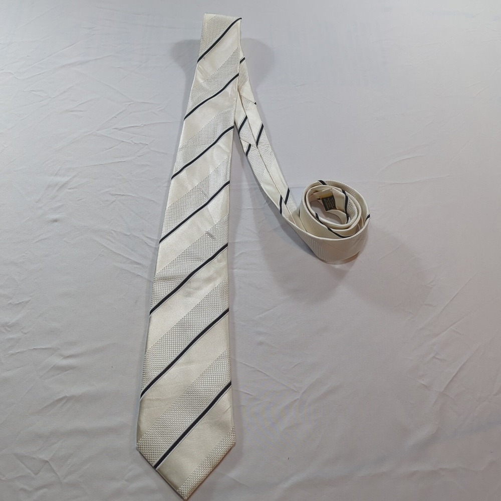 Donald J.‎ Trump signature collection White Striped Tie 100% Silk GOLD BAR Logo